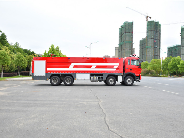 25噸豪沃前四后八水罐消防車